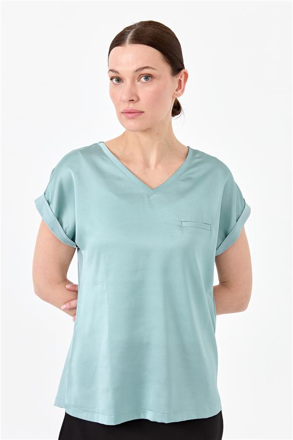 Женская блуза с V образным вырезом и атласным фасадом светло зеленая