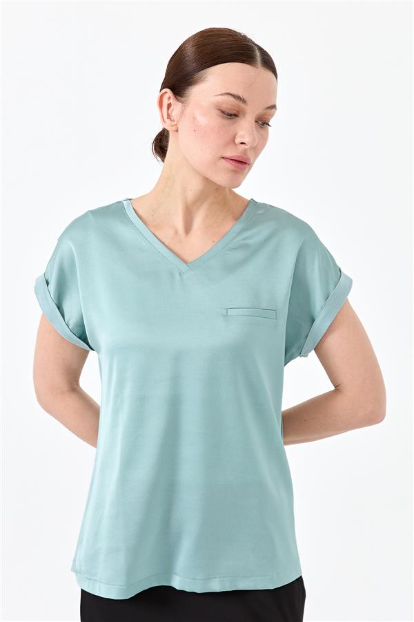 Женская блуза с V образным вырезом и атласным фасадом светло зеленая