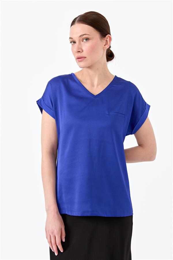 Женская блуза с V образным вырезом и атласным фасадом синяя