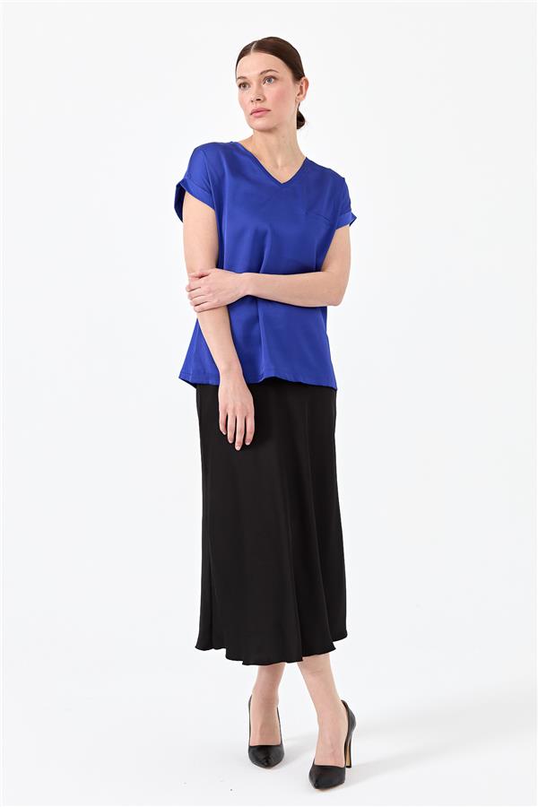 Женская блуза с V образным вырезом и атласным фасадом синяя