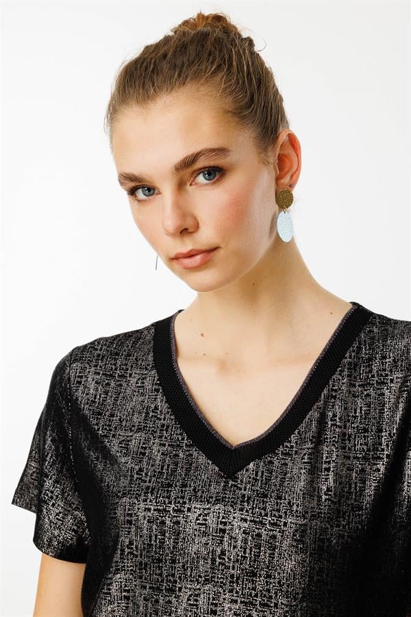 Kadın V Yaka Parlak Baskılı Penye T-Shirt Siyah