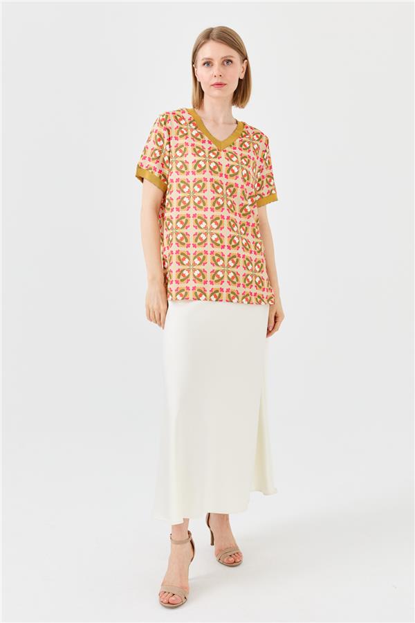 Kadın V Yaka Renkli Desenli Penye T-shirt Hardal