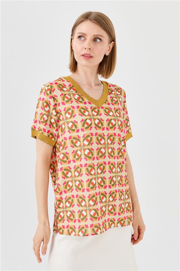 Kadın V Yaka Renkli Desenli Penye T-shirt Hardal