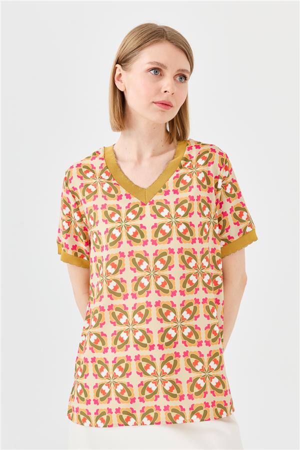 Kadın V Yaka Renkli Desenli Penye T-shirt Hardal