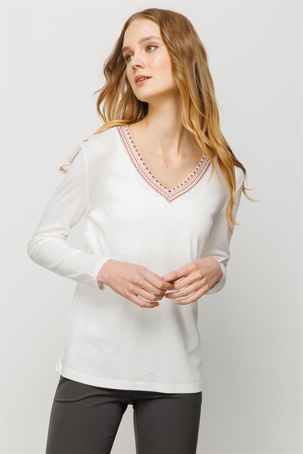 Женская хлопковая блуза с V образным вырезом и цветной вышивкой молочная
