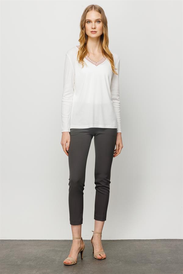 Женская хлопковая блуза с V образным вырезом и цветной вышивкой молочная