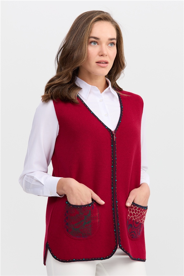 Женский короткий шерстяной жилет V вырезом и стразами темно вишневый 