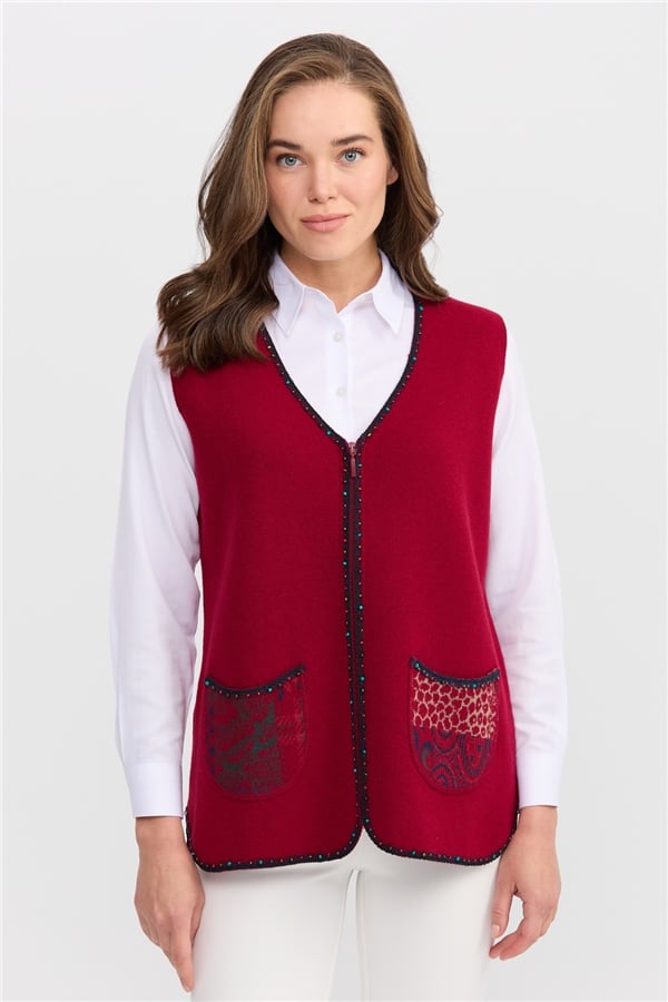 Женский короткий шерстяной жилет V вырезом и стразами темно вишневый 