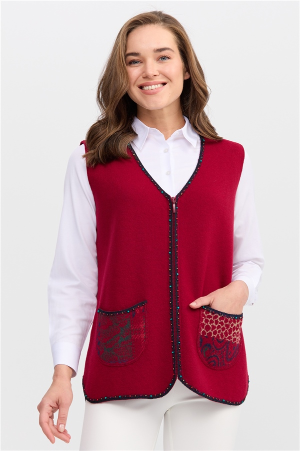 Женский короткий шерстяной жилет V вырезом и стразами темно вишневый 