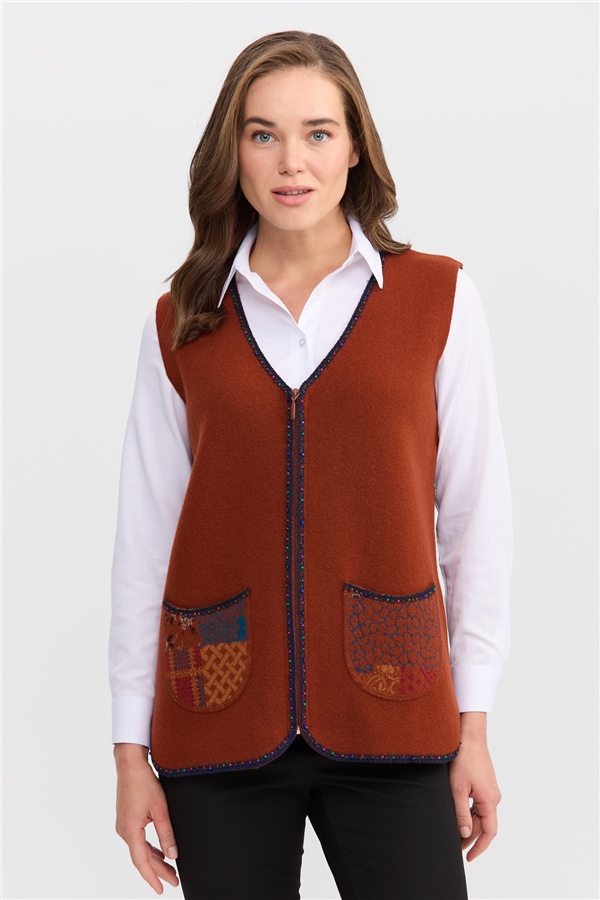 Женский короткий шерстяной жилет V вырезом и стразами горчичный 