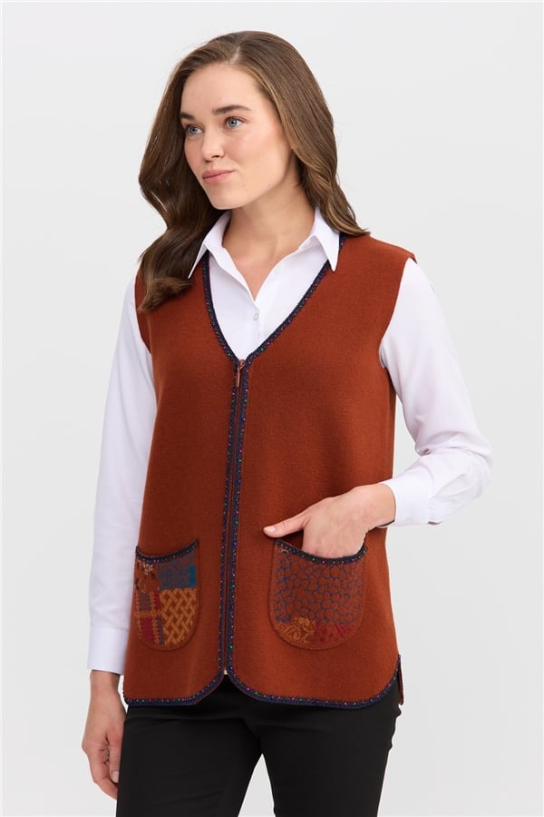 Женский короткий шерстяной жилет V вырезом и стразами горчичный 