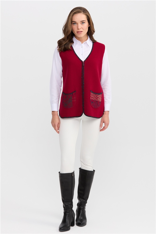 Женский короткий шерстяной жилет V вырезом и стразами темно вишневый 