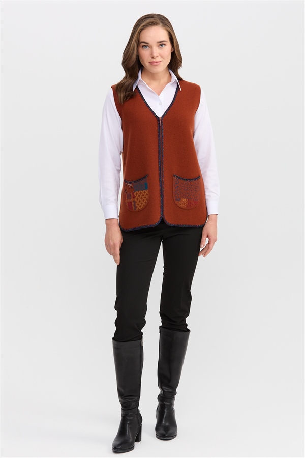 Женский короткий шерстяной жилет V вырезом и стразами горчичный 