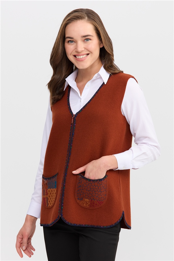 Женский короткий шерстяной жилет V вырезом и стразами горчичный 