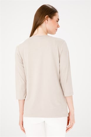 Женская трикотажная базовая блуза с V-образным вырезом и рукавом три четверти бежевого цвета