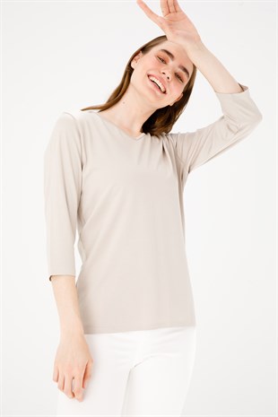 Женская трикотажная базовая блуза с V-образным вырезом и рукавом три четверти бежевого цвета