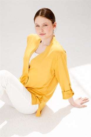 Женская куртка горчичного цвета