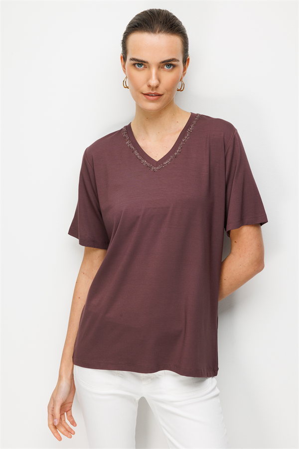Kadın V Yaka Yaka Kenarı İşlemeli Penye T-shirt Kahve