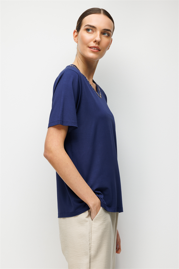 Kadın V Yaka Yaka Kenarı İşlemeli Penye T-shirt Lacivert