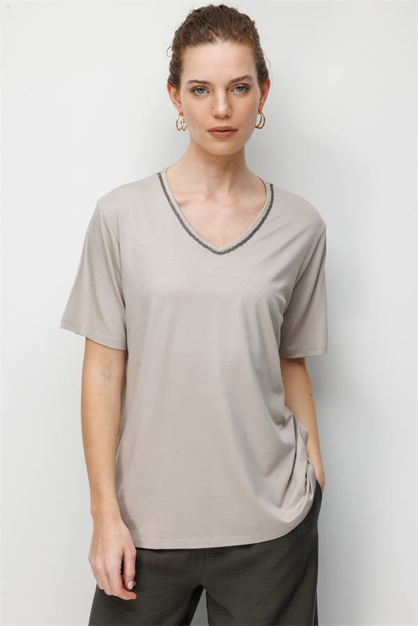 Kadın V Yaka Yaka Kenarı Zincirli Penye T-shirt Bej