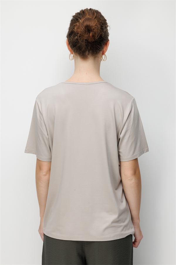 Kadın V Yaka Yaka Kenarı Zincirli Penye T-shirt Bej