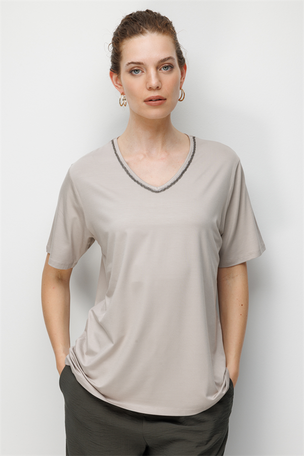 Kadın V Yaka Yaka Kenarı Zincirli Penye T-shirt Bej