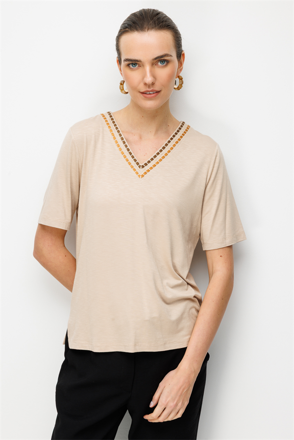 Kadın V Yaka Yakası İki Renkli İşlemeli Taşlı Penye T-shirt Bej