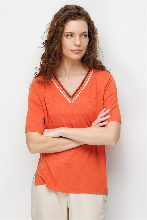 Kadın V Yaka Yakası İki Renkli İşlemeli Taşlı Penye T-shirt Oranj
