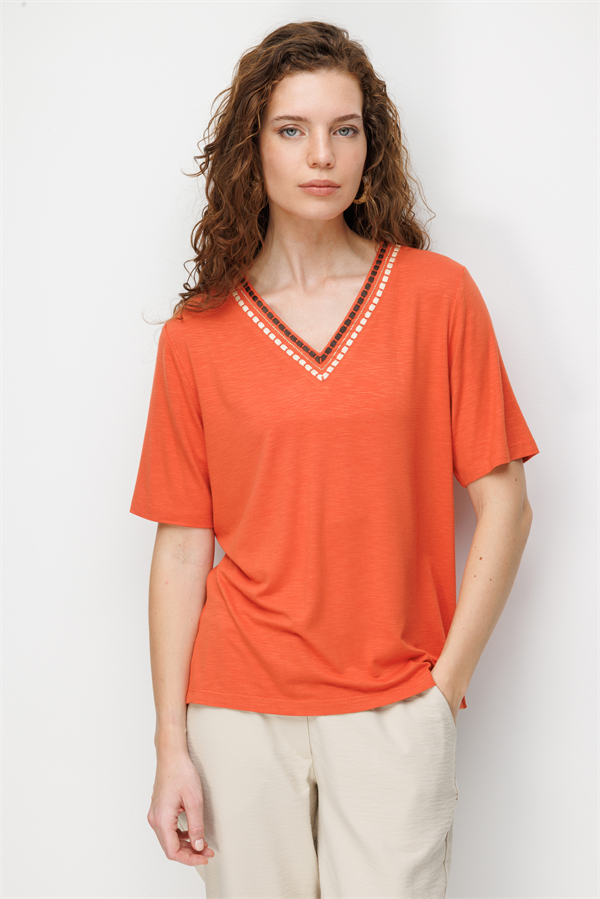 Kadın V Yaka Yakası İki Renkli İşlemeli Taşlı Penye T-shirt Oranj