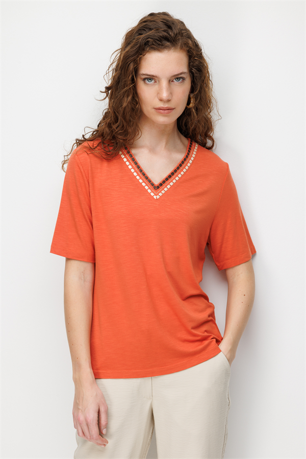 Kadın V Yaka Yakası İki Renkli İşlemeli Taşlı Penye T-shirt Oranj
