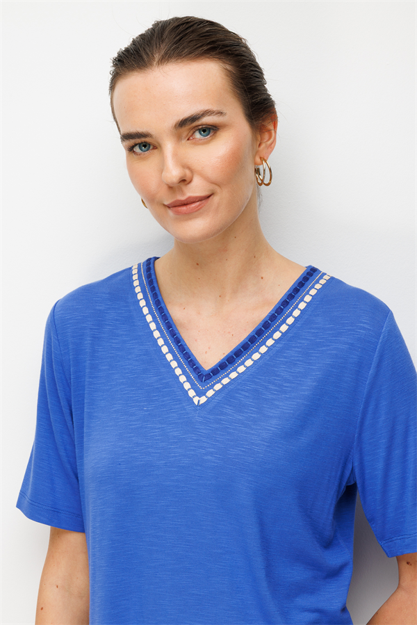 Kadın V Yaka Yakası İki Renkli İşlemeli Taşlı Penye T-shirt Saks