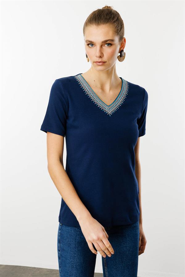 Kadın V Yaka Yakası Nakış İşlemeli Pamuklu T-Shirt Lacivert