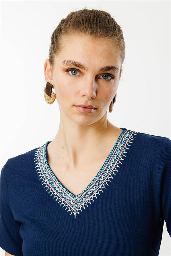 Kadın V Yaka Yakası Nakış İşlemeli Pamuklu T-Shirt Lacivert