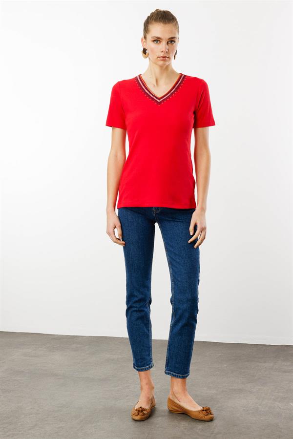 Kadın V Yaka Yakası Nakış İşlemeli Pamuklu T-Shirt Kırmızı