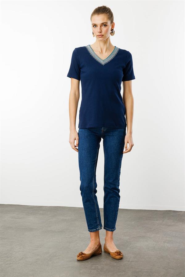 Kadın V Yaka Yakası Nakış İşlemeli Pamuklu T-Shirt Lacivert