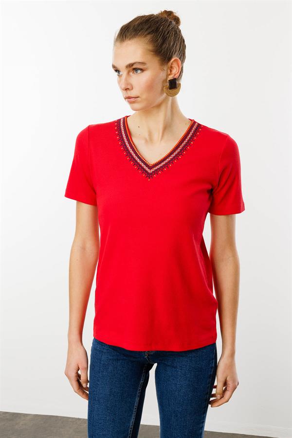 Kadın V Yaka Yakası Nakış İşlemeli Pamuklu T-Shirt Kırmızı