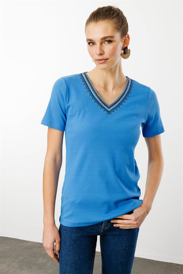 Kadın V Yaka Yakası Nakış İşlemeli Pamuklu T-Shirt Mavi