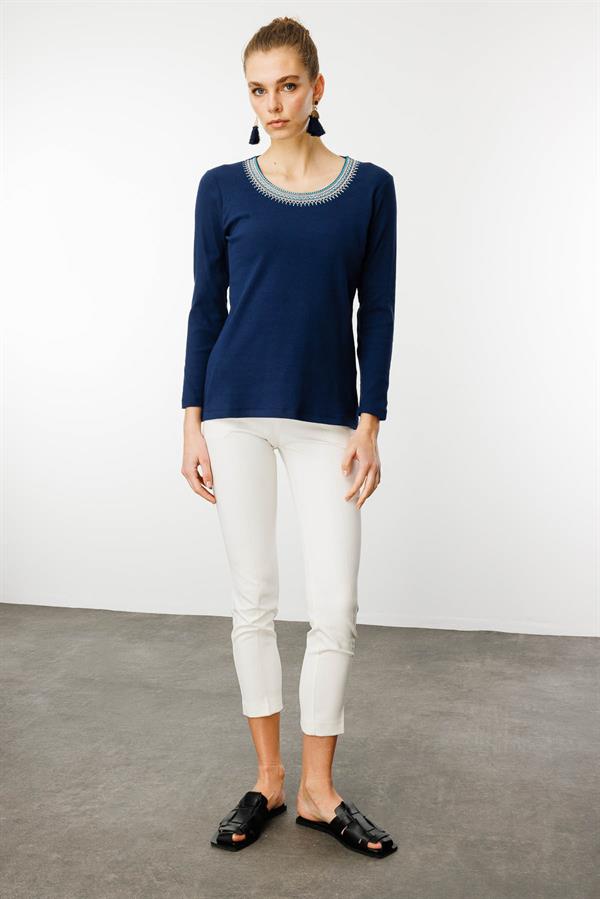 Kadın V Yaka Yakası Nakış İşlemeli Pamuklu Bluz Lacivert