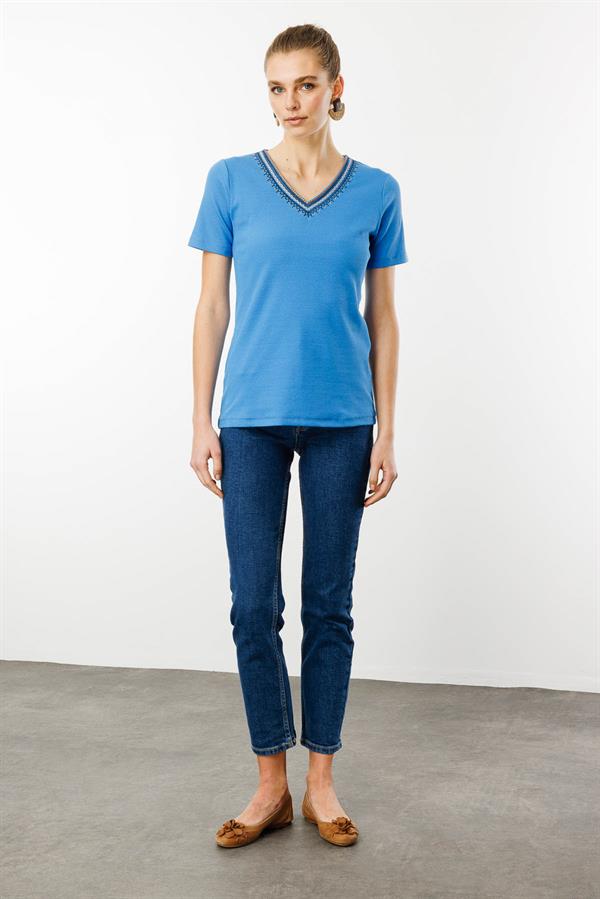 Kadın V Yaka Yakası Nakış İşlemeli Pamuklu T-Shirt Mavi