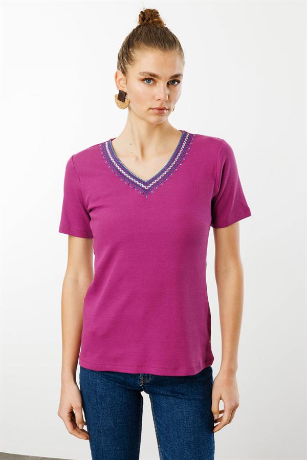 Kadın V Yaka Yakası Nakış İşlemeli Pamuklu T-Shirt Fuşya