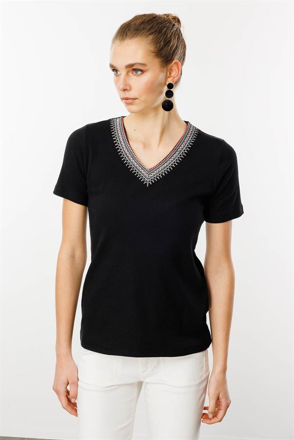 Kadın V Yaka Yakası Nakış İşlemeli Pamuklu T-Shirt Siyah