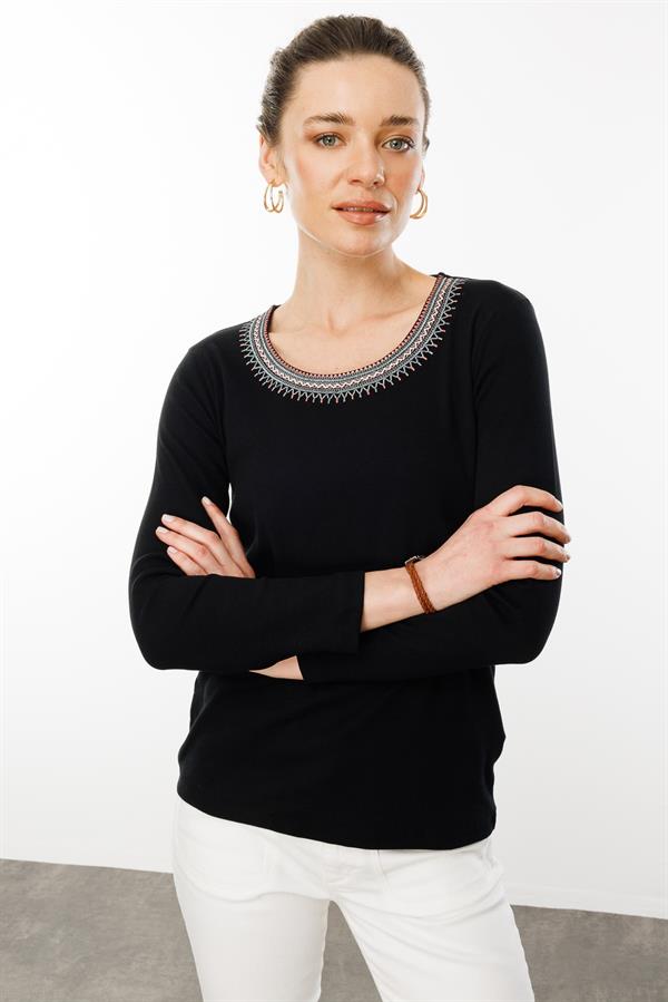 Kadın V Yaka Yakası Nakış İşlemeli Pamuklu Bluz Siyah