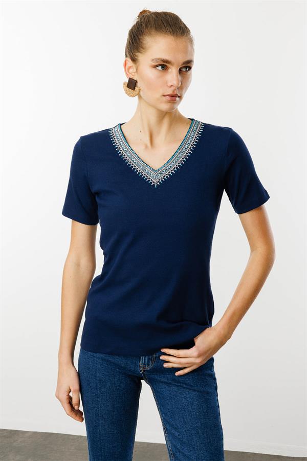 Kadın V Yaka Yakası Nakış İşlemeli Pamuklu T-Shirt Lacivert