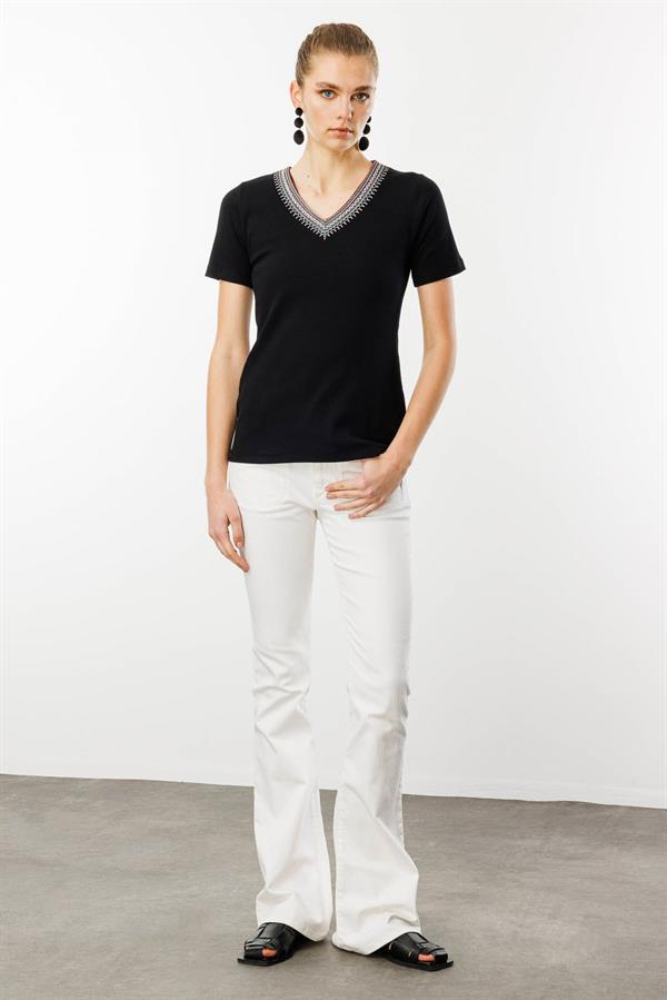 Kadın V Yaka Yakası Nakış İşlemeli Pamuklu T-Shirt Siyah