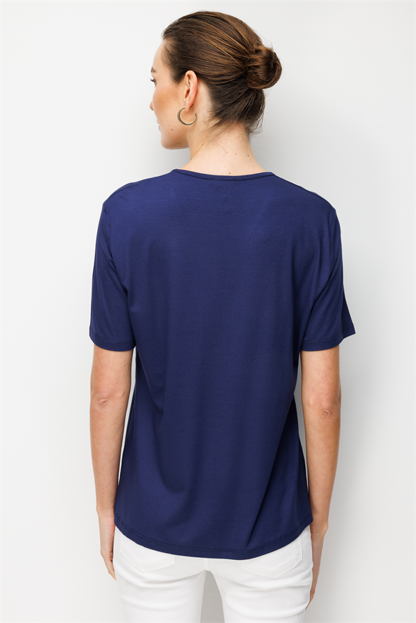 Kadın V Yaka Yakası Nakış İşlemeli Penye T-shirt Lacivert
