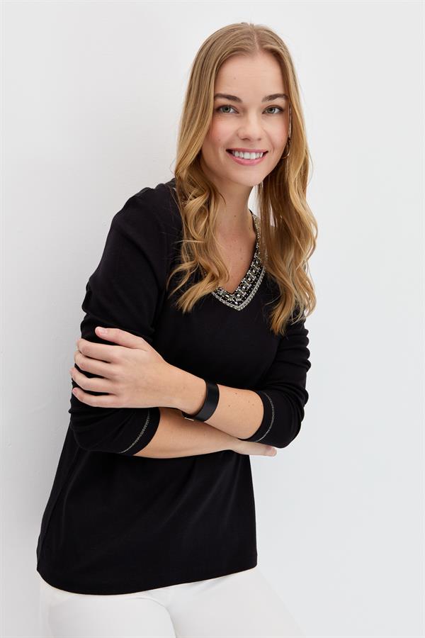 Женская хлопковая блузка с v-образным вырезом и вышивкой