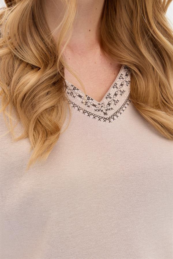 Женская хлопковая футболка с v-образным вырезом и вышивкой