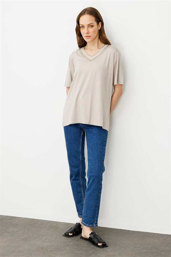 Kadın V Yaka Yakası Taşlı Penye T-shirt Bej