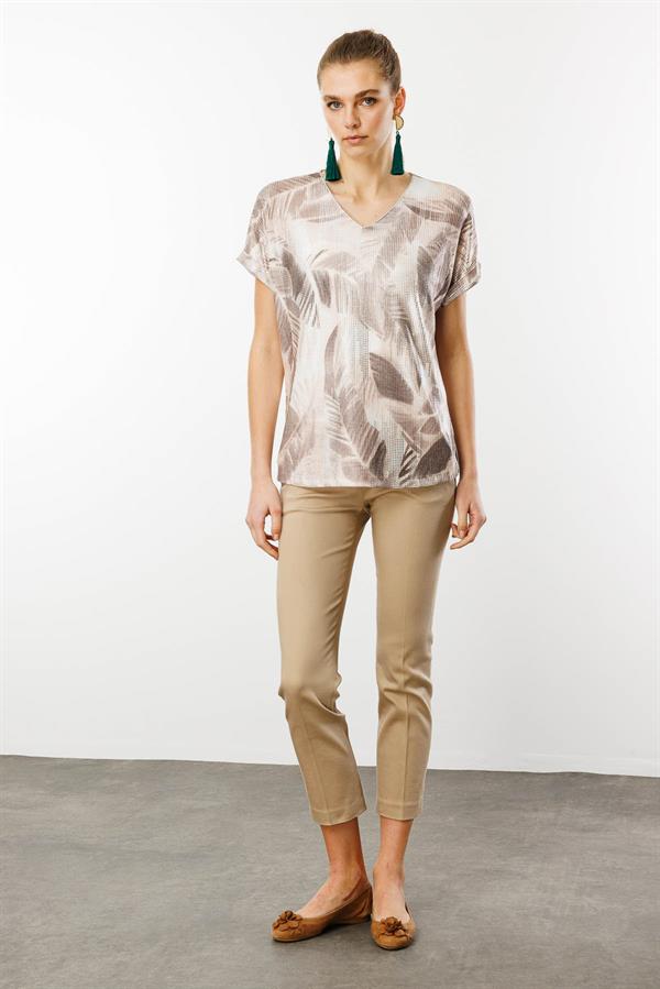 Kadın V Yaka Yaprak Desenli Penye T-shirt Vizon
