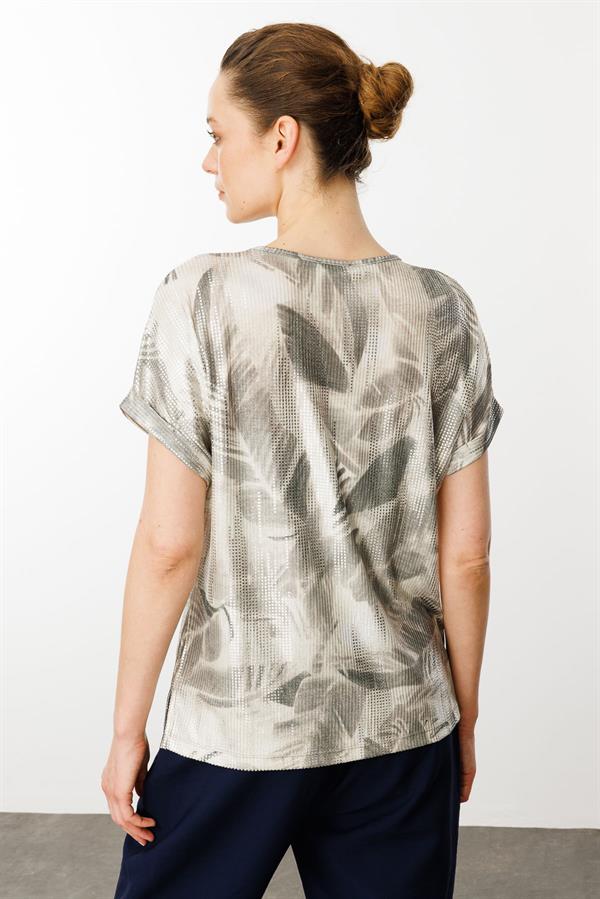 Kadın V Yaka Yaprak Desenli Penye T-shirt Haki